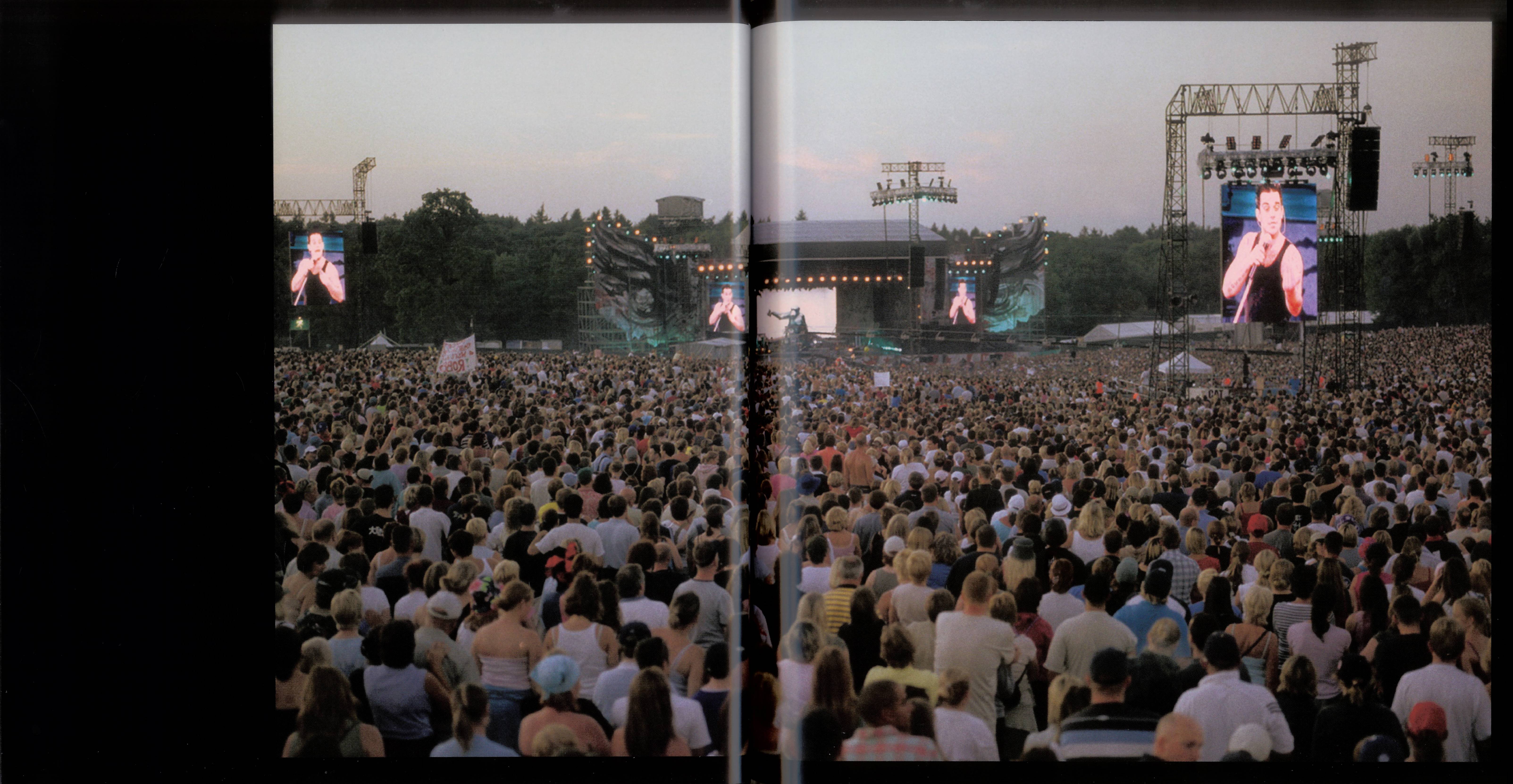 Robbie Williams  Live At Knebworth : Booklet21